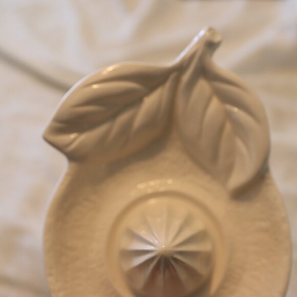 Cream Colored Lemon shaped Citrus Manual Juicer Made in Portugal - Picture 8 of 10